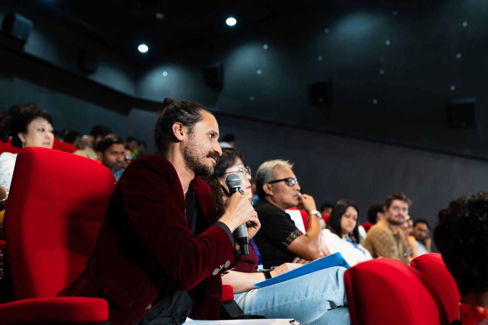 Jury member Tin Dirdamal speaks from the audience at the 2026 live pitch